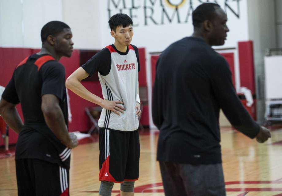 汗水顺着周琦的脸颊滑落，他在一次成功的防守后露出了孩子般灿烂的笑容，整个人的状态看起来既专注又放松，已经完全适应了火箭队的训练氛围。