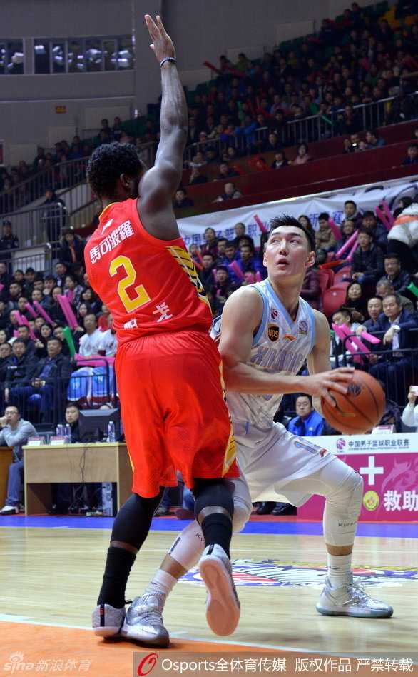 深圳外援兰佩在禁区内遭遇新疆队员严密包夹，他面露不满，正在向裁判激烈地申诉判罚。