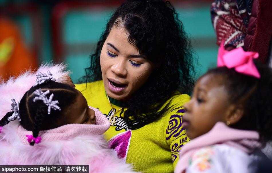 哈德森的妻子在场边目光紧紧追随丈夫的身影，眼神中充满了骄傲与关切。