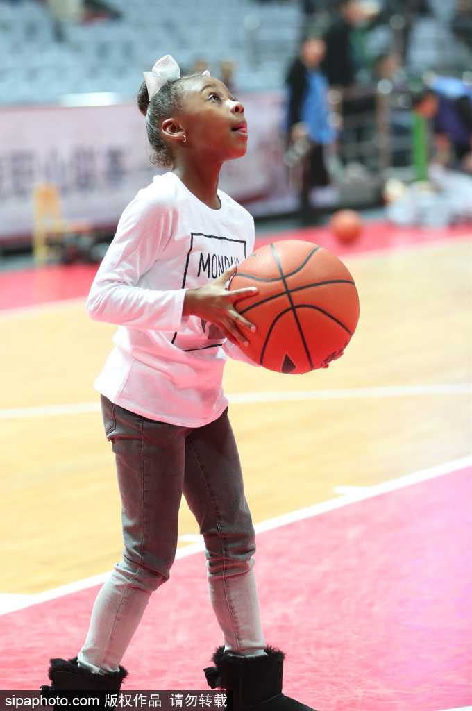 哈德森赛后抱着小女儿，父女俩额头相抵，小丫头开心地眯起了眼睛，哈德森的脸上也洋溢着满足而幸福的笑容。