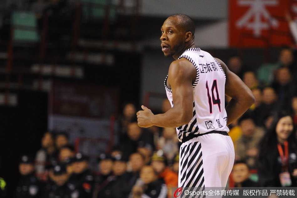 巴斯在三名北京球员的头顶生生摘下进攻篮板，随即原地拔起双手重扣，篮筐发出痛苦的呻吟，北京队的汉密尔顿只能无奈地仰视。