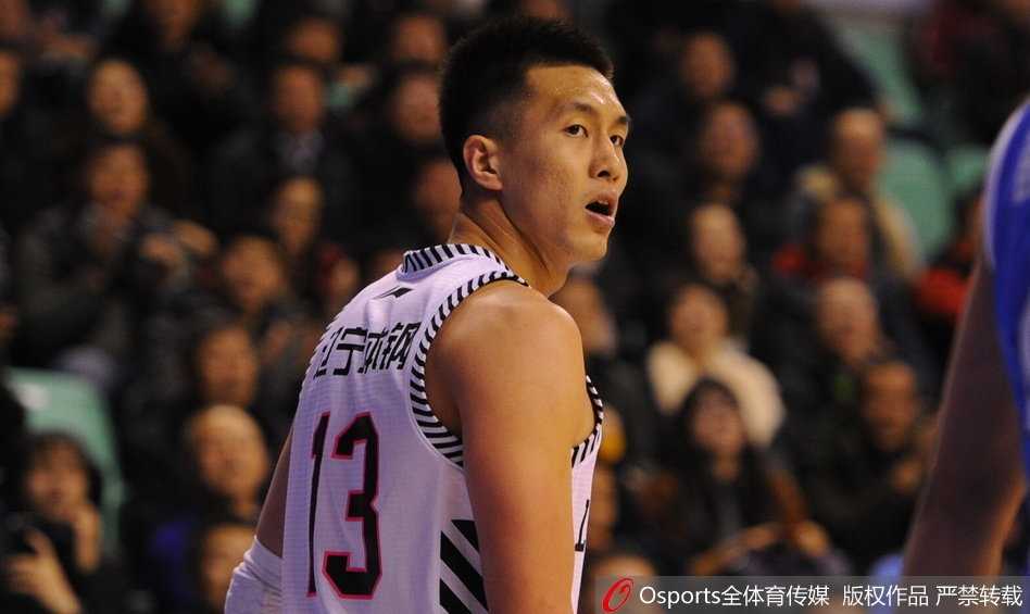 方硕迎着防守人的长臂干拔跳投，皮球在空中划过一道彩虹，空心入网，这个关键的三分球让北京队在末节看到了逆转的希望，方硕握拳怒吼。