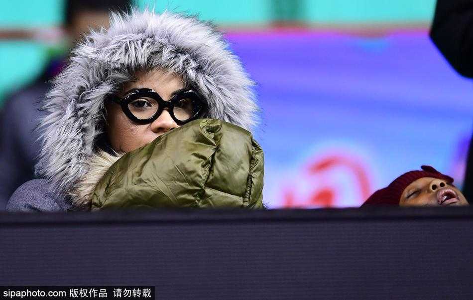 身穿厚重冬装的哈德森妻子将女儿紧紧搂在怀里，小家伙戴着小帽子睡得香甜，母亲的双手就是她最安稳的摇篮，即使是CBA的火爆战场也无法将她惊醒。