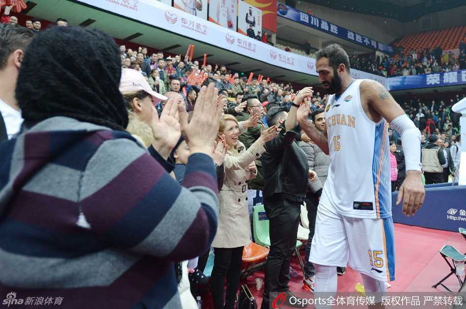 伊朗中锋哈达迪在终场哨响后难掩激动之情，与队友一一击掌，庆祝这场来之不易的关键胜利。