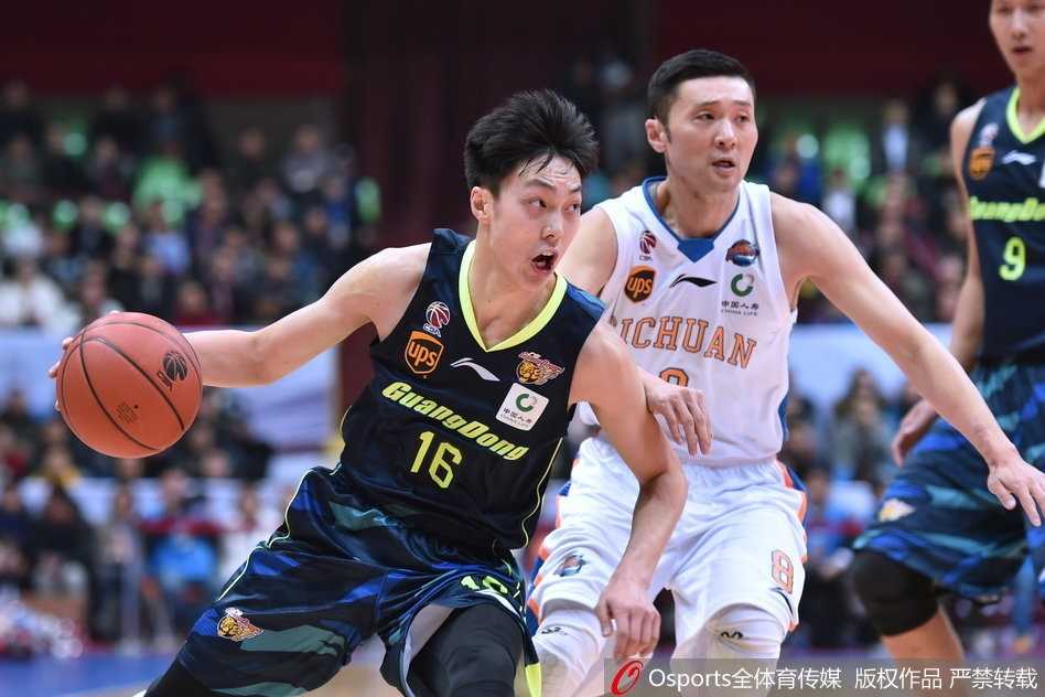 哈达迪背身单打，用厚实的身体扛开防守，艰难地将球放入篮筐，眼神中透露出不甘与疲惫。