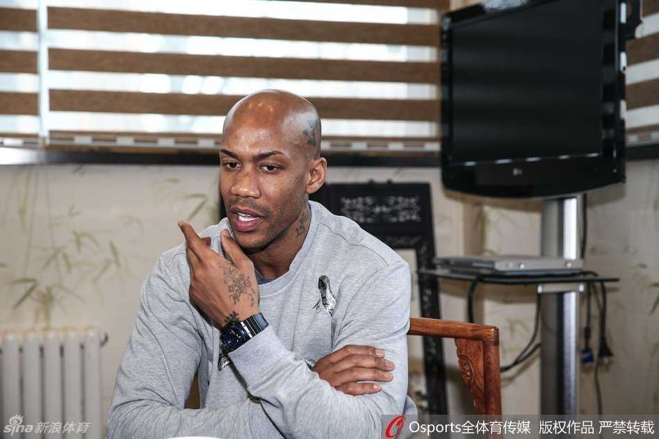 生日会结束后，马布里坐在桌前为热情的球迷们逐一签名，他神情专注而耐心，面前摆满了球迷递来的球衣和照片，以此回馈大家的厚爱。