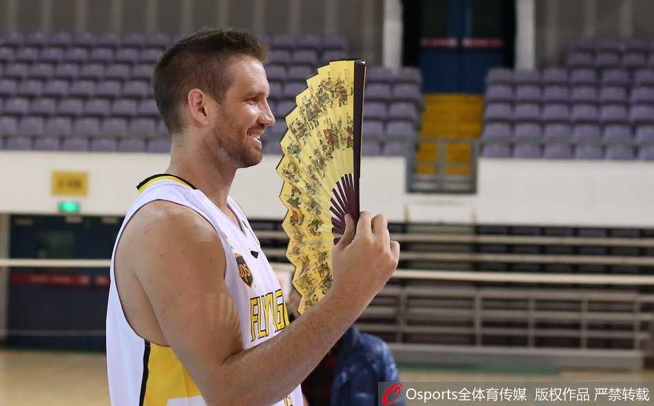 马布里在摄影棚内身穿正装，双手插袋，眼神深邃地望向远方，展现出一种运筹帷幄的“大佬”气质，仿佛在审视即将到来的每一场战斗。