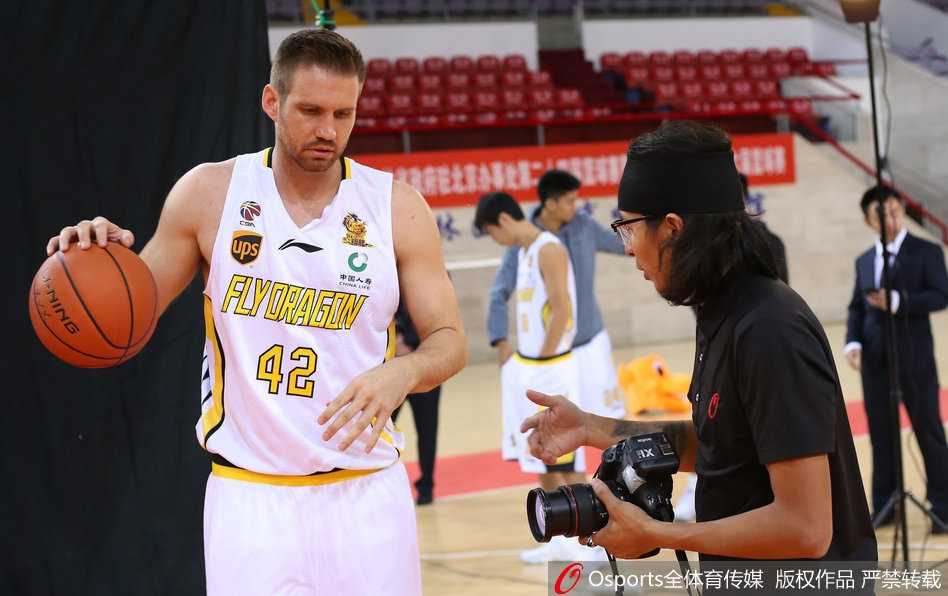 在北控队的官方写真拍摄现场，年轻的贺希宁紧紧依靠在马布里身旁，脸上洋溢着追星成功的喜悦，而老马则像一位亲切的大哥，用肩膀撑起后辈的梦想。