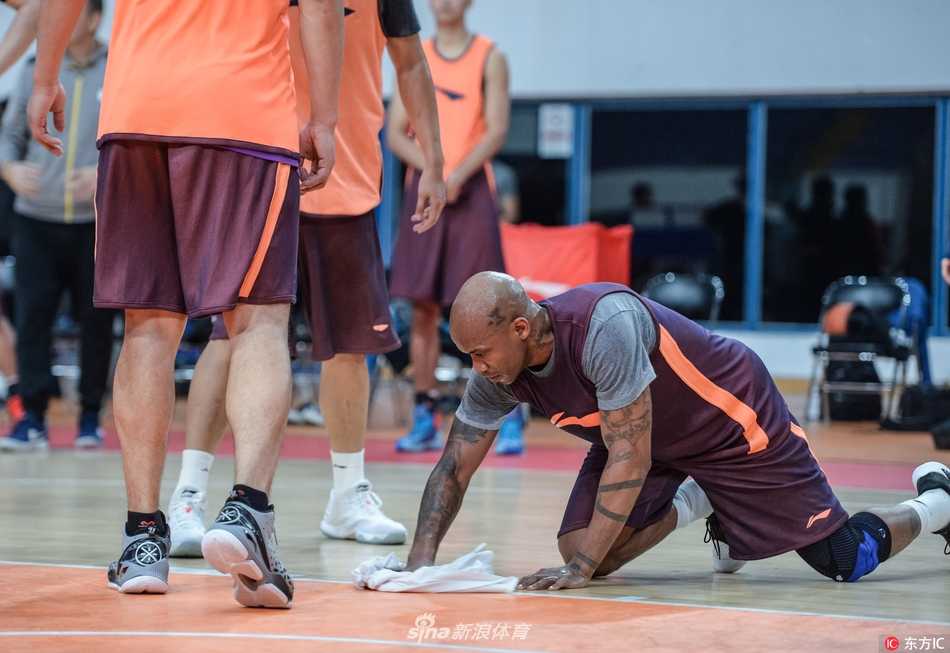 干净的地板倒映出马布里高大的身影，他完成清理后起身，脸上带着一丝不易察觉的微笑，仿佛完成了一次重要的战术配合，那份谦逊与专注令人动容。