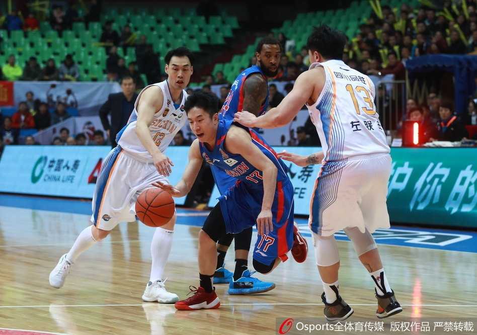 四川老将刘炜运球组织进攻，节奏沉稳目光如炬，用一次次老道的经验把控着这场关键之战的脉搏
