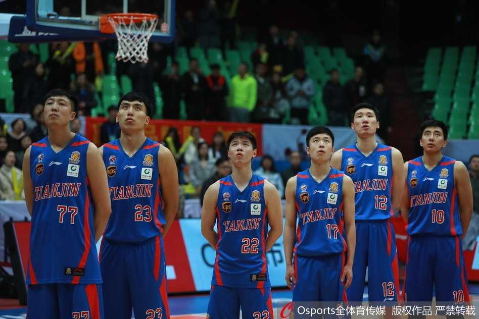 四川主场球迷热情高涨高举双臂欢呼，他们见证了球队这场来之不易的复仇之战，胜利的喜悦写在每个人脸上