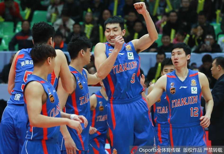 四川队外援迪奥古篮下强攻，利用敦实的身板顶开防守勾手投篮，为球队的胜利添上了重重的砝码