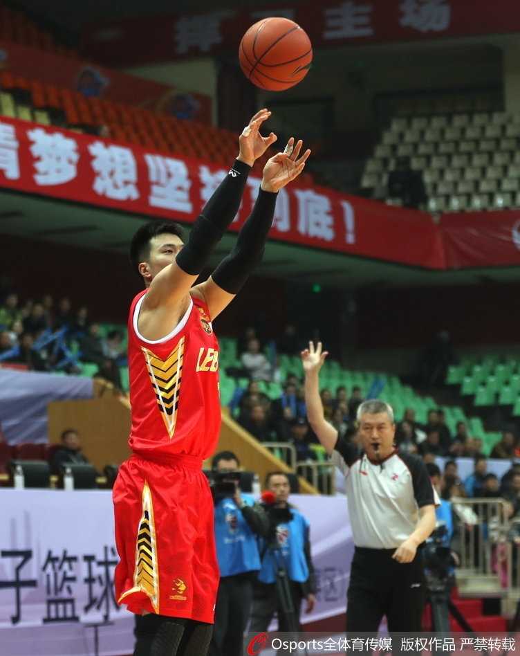 伊朗中锋哈达迪在深圳队内线群中高高跃起，宛如铁塔一般稳稳摘下前场篮板，眼神中充满了对胜利的渴望。