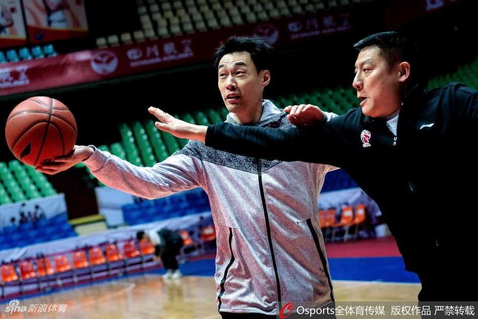 四川外援迪奥古在训练中秀出柔和手感，轻松命中中投后与队友击掌