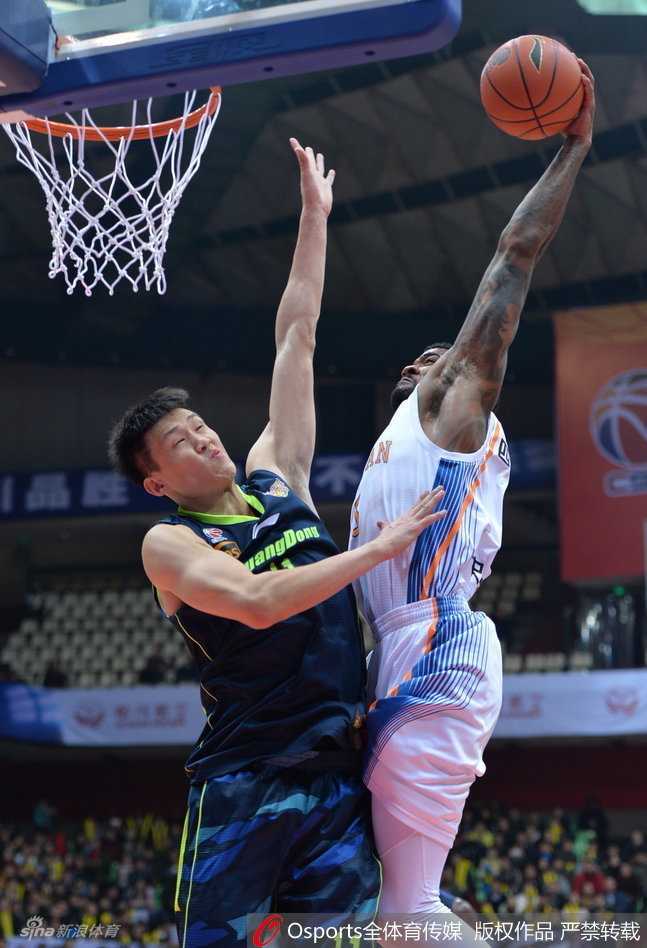 老将刘炜在比赛中与外援哈达迪进行战术交流，他神情专注，用手比划着跑位路线，用经验串联起全队的进攻。