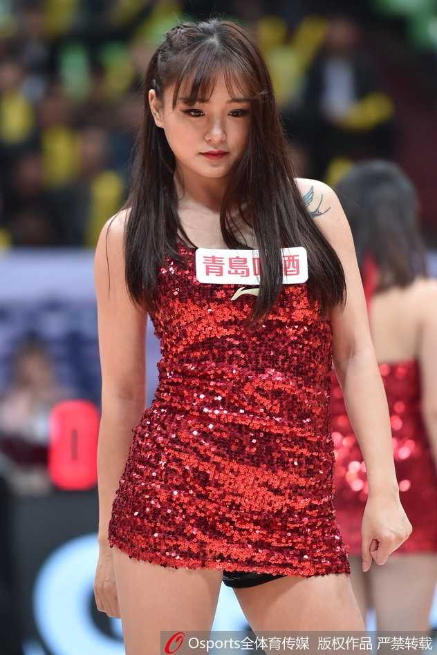 篮球宝贝们腾空跃起的瞬间，长发飞舞，修长美腿整齐划一，身材热火引人注目。