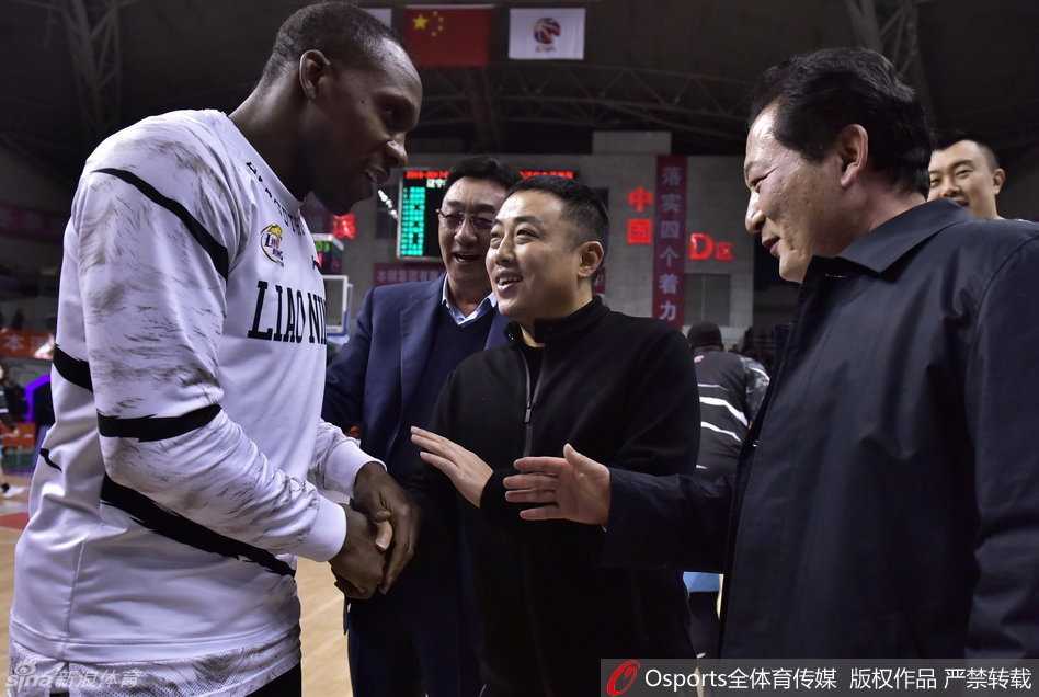 马琳、刘国梁与王皓在包厢中目不转睛地盯着赛场，专注的神情中带着乒乓球人特有的犀利。