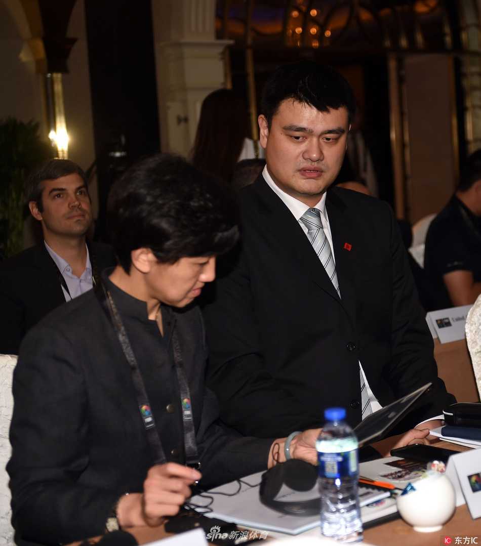 会议间隙，姚明与俄罗斯篮协主席基里连科并肩而立，两人面带微笑轻松交谈，昔日赛场上的硝烟早已散去，如今作为管理者，他们的握手象征着合作与传承