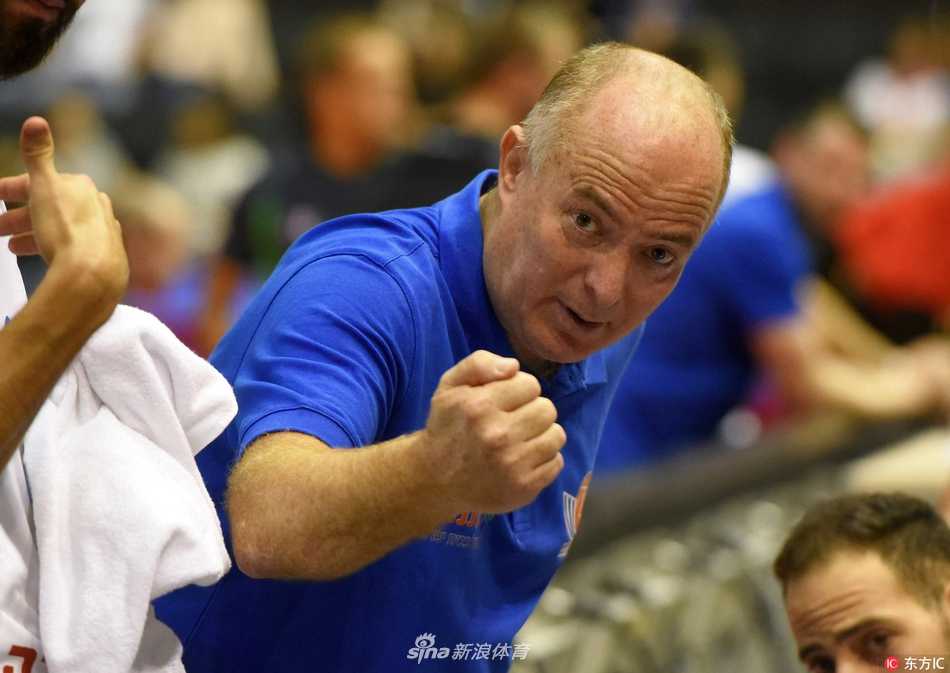 赛后，失落的俄罗斯球员无奈地走向场边，汗水湿透了球衣，主场落败的遗憾写在这位壮汉的脸上，身后的记分牌定格在71-79。