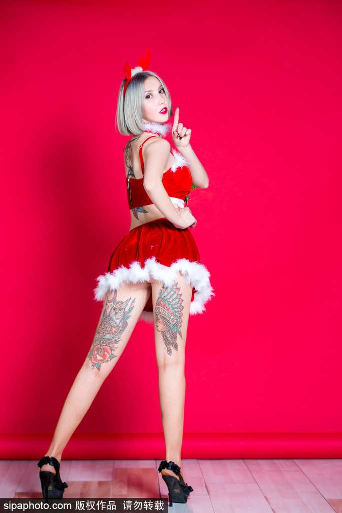 身着红装的笑容使者双手比心，将满满的爱意与新年祝福通过镜头传递给每一位观众，温暖又迷人。