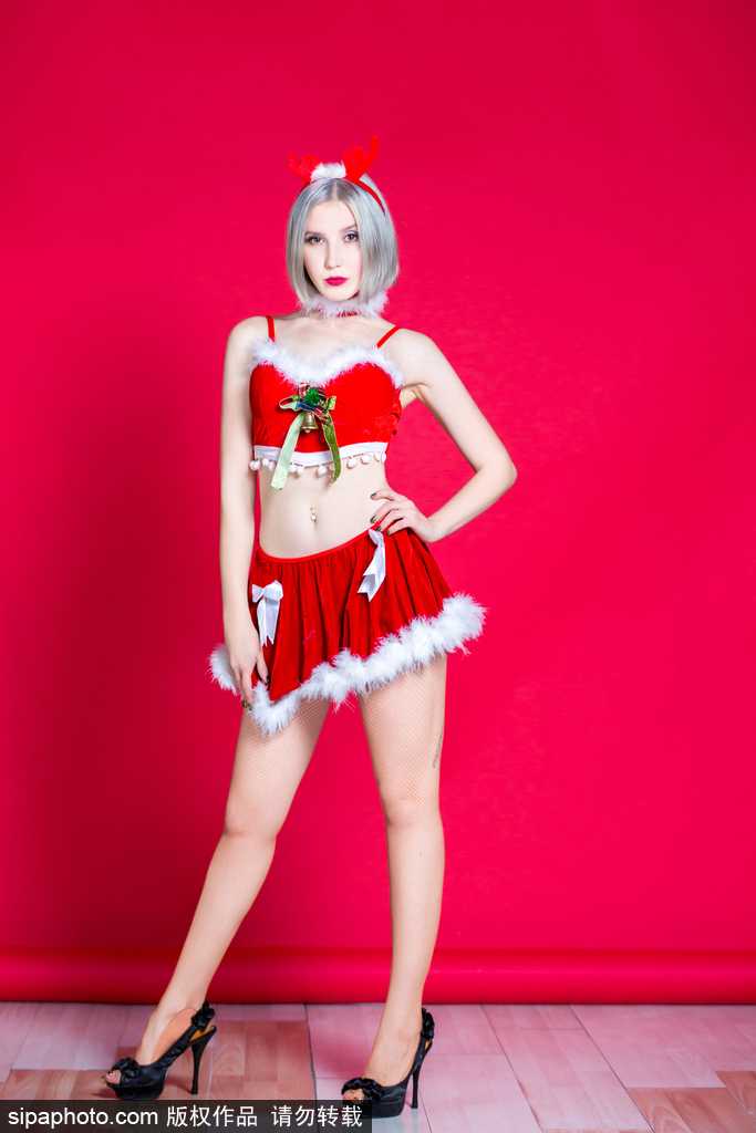 轻闭双眼献上飞吻，这一刻的宝贝如同降临人间的节日天使，将最美好的祝愿随着这个吻送到每个人的心间。