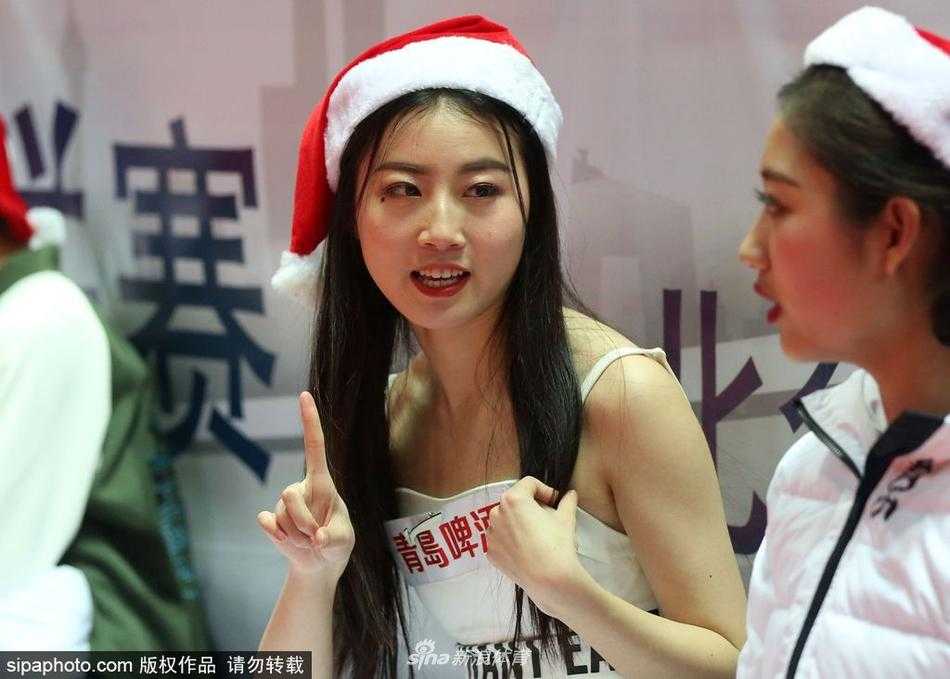 镜头转向另一侧，宝贝们围成一圈对着手机镜头比出可爱的剪刀手，背景是雅戈尔体育馆的看台和正在热身的八一队员，一张完美的打卡照就此诞生。