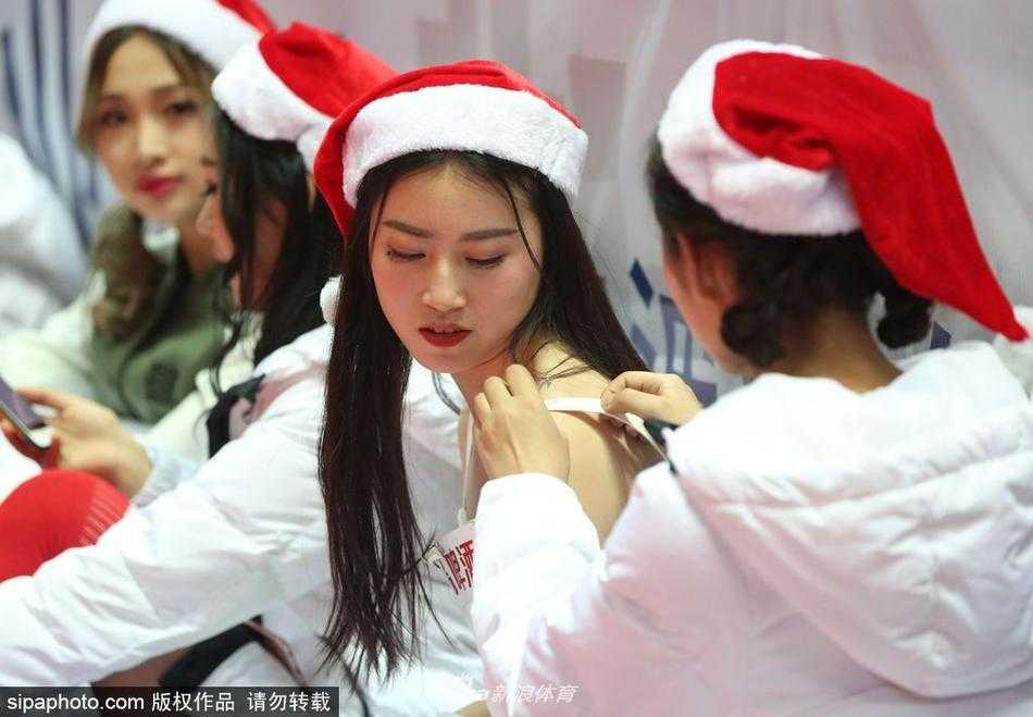 圣诞夜的比赛即将结束，宝贝们在通道入口集合，她们肩并肩看着最后拍摄的大合影，每个人脸上都洋溢着满足的笑容，这是属于她们的青春纪念册。