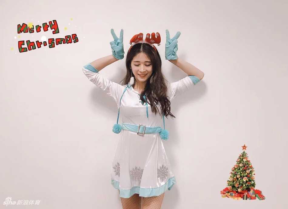 镜头特写下，队员的精致妆容与可爱鹿角形成绝妙搭配，笑容里藏着节日的甜蜜