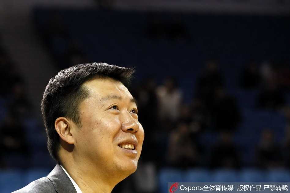 王治郅双手抱胸，安静地注视着远方正在谢场的球员，场馆的灯光在他身后拉出长长的影子，如同他为中国篮球延续的未来之路。