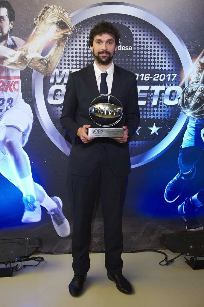 颁奖典礼上，笑容满面的鲁尔将沉甸甸的西甲MVP奖杯高高举起，这一刻属于他，也属于整个皇马。