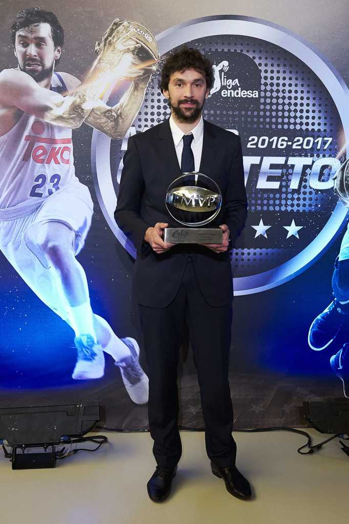 即使在对手的拉拽和严密包夹下，鲁尔依然牢牢控制着球权，展现了核心后卫的力量与坚韧。