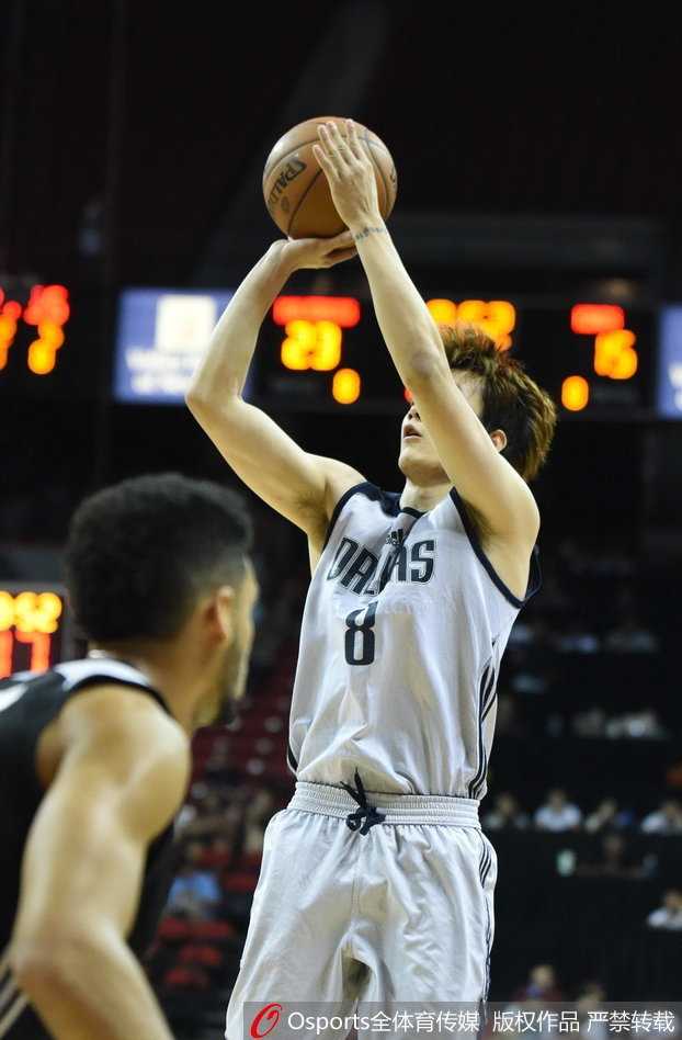 丁彦雨航再度上演暴力美学 空切后接球双手重扣让整个拉斯维加斯为他欢呼