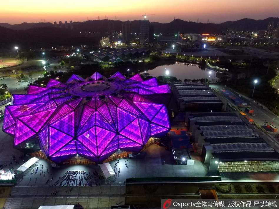 赛后，易建联高高举起MVP奖杯，周围是欢呼的队友和漫天的金色彩带，他的笑容里充满了在家乡圆梦的喜悦与自豪。