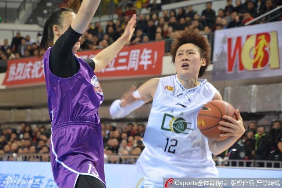 看台上一位小球迷脸上画着油彩，挥舞着大庆队旗，眼中闪着泪光却仍用力呐喊，与满场旗帜汇成蓝色海洋