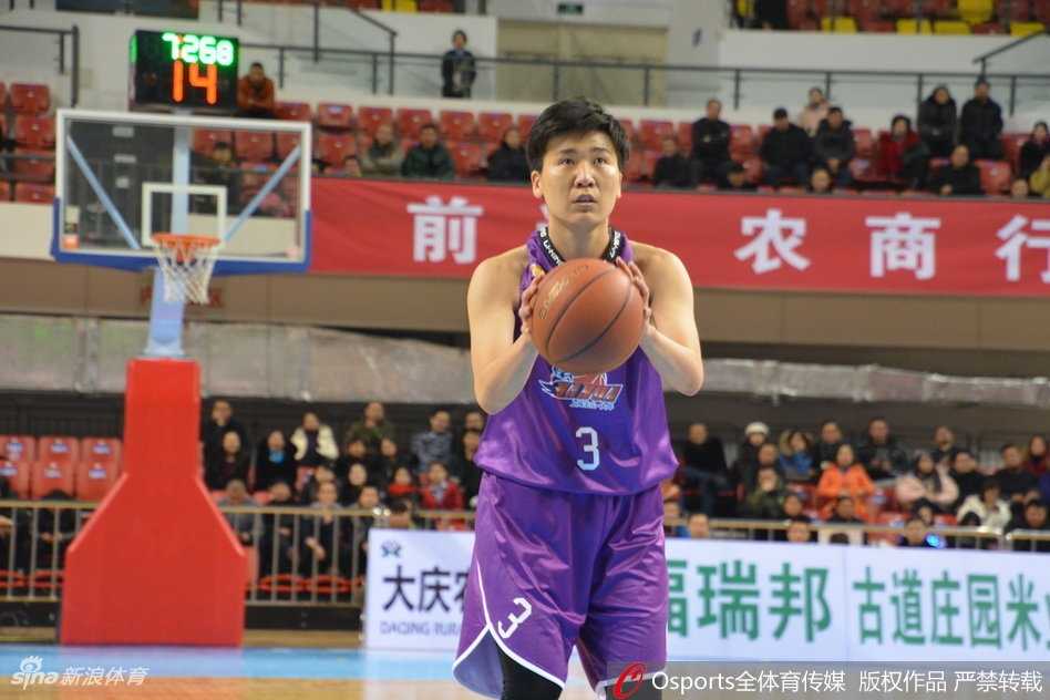 大庆队核心纪妍妍面对贴身防守，急停干拔跳投，皮球划过完美弧线空心入网，眼神中满是杀气
