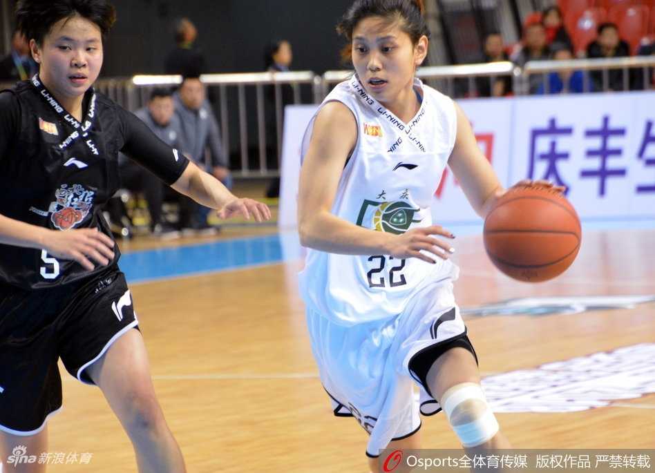 赛后，大庆女篮全体队员围成一圈击掌庆祝，她们的脸上洋溢着胜利的喜悦，这场大胜为接下来的艰苦客场之旅吹响了号角。