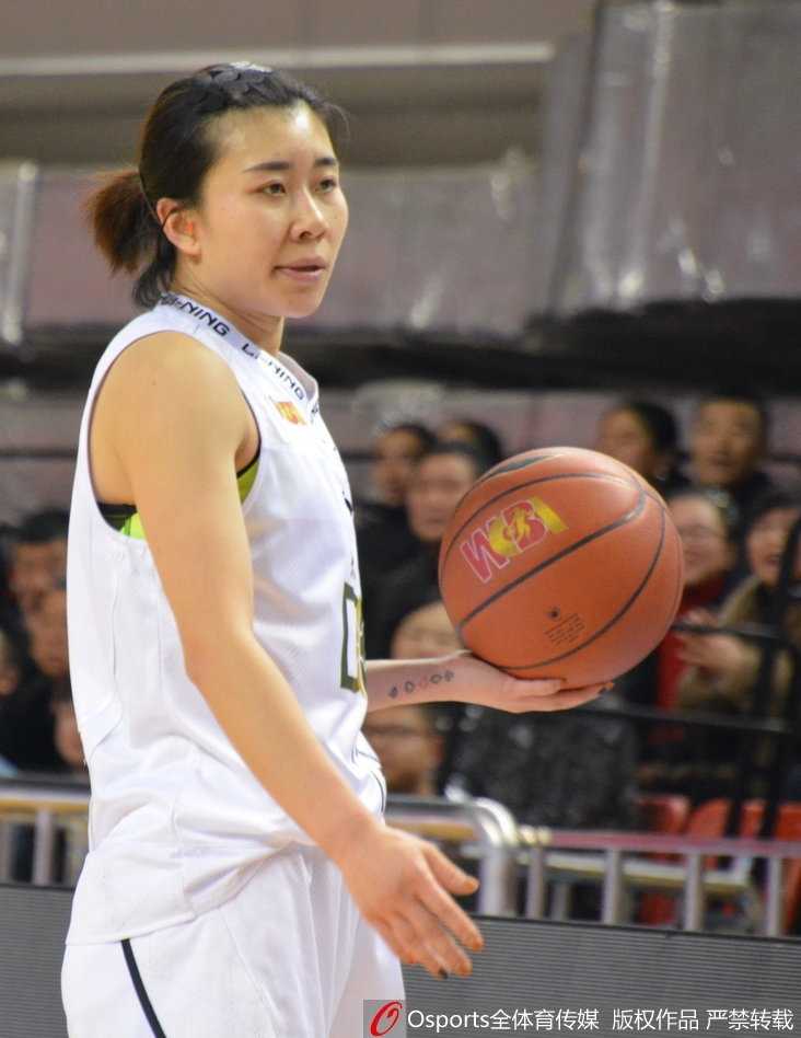山西队外援琼斯在篮下遭遇三人包夹，她高高跃起试图强行出手，但大庆队的防守球员如同铜墙铁壁般寸步不让。