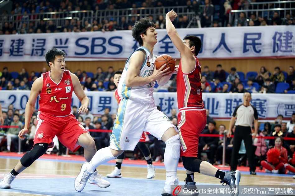 赵泰隆在三分线外果断起跳出手，眼神紧盯着飞向篮筐的篮球，现场球迷纷纷起身，准备为又一次精准命中而欢呼。