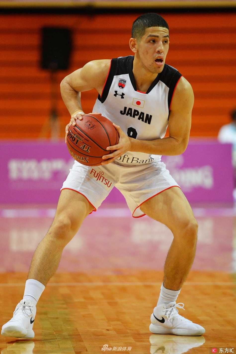 双方球员在篮下激烈地争抢篮板球，手臂交织在一起，肌肉碰撞的激烈感仿佛能穿透屏幕，每个球员都竭尽全力，只为给球队赢得一次宝贵的进攻机会。