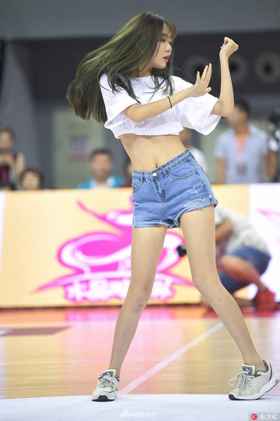 辽宁男篮后卫线球员在面对塞尔维亚高大防守球员时，犹如灵蛇出洞，用一次精彩的变向过人撕开防线，眼神中透露出必胜的坚定。