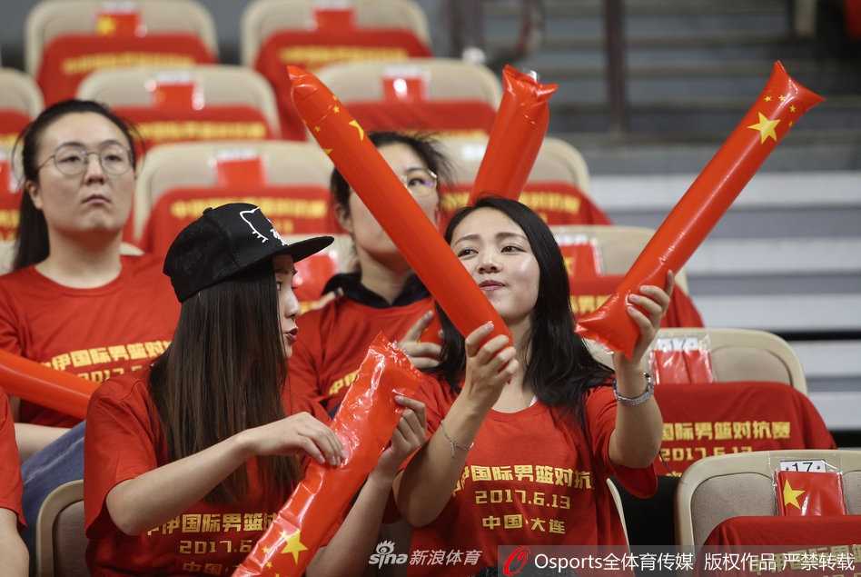 大连球迷看台掀红色人浪，助威声震耳欲聋