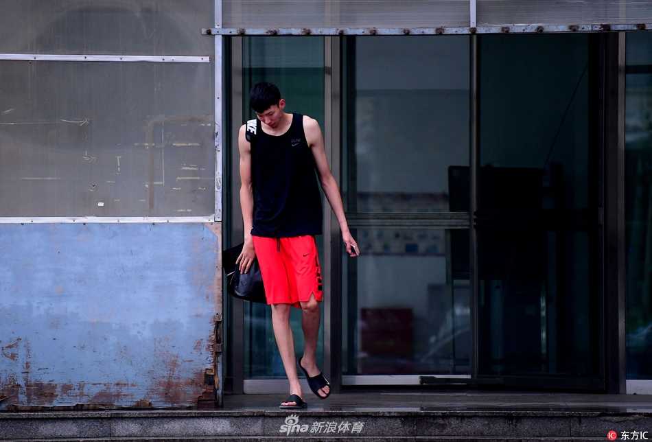 一次进攻後的间隙，周琦与老搭档赵继伟击掌相庆，无需过多言语，一个眼神便足以传递信任，这份从小培养的默契是辽宁队最宝贵的财富。