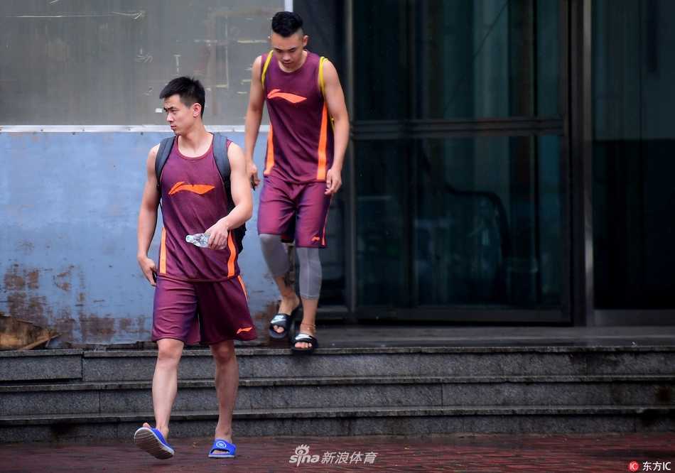 训练场上，身披白色训练服的周琦正在进行运球练习，他修长的身影在空旷的球馆地板上格外醒目，一举一动都透露出职业球员的干练。