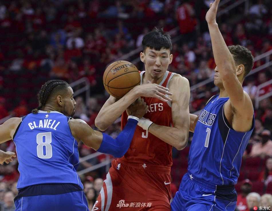 赛后哈登搂着略显青涩的周琦走向更衣室，两人低声交谈，老大似乎在鼓励小弟坚持努力，更多的机会就在前方。