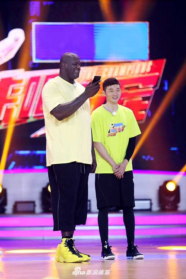 刘炜在场上持球组织进攻，眼神专注而犀利，面对综艺节目的娱乐赛依然保持着职业球员的认真与严谨