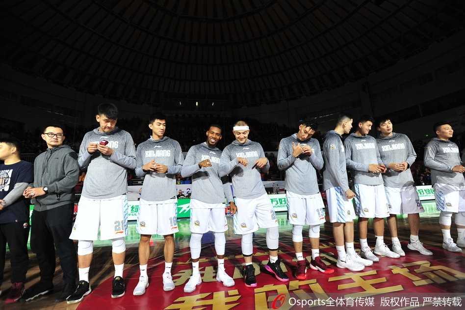 乌鲁木齐红山体育馆灯光璀璨，新疆男篮全员身着冠军T恤，在主场球迷山呼海啸般的欢呼声中，共同举起刚刚领到手的CBA总冠军戒指，场馆上空洋溢着胜利的喜悦。