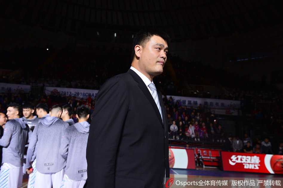 红山体育馆内座无虚席，身着白色T恤的新疆球迷们举起手中的围巾和充气棒，汇成一片白色的海洋，用最热情的呐喊为心中的英雄助威。