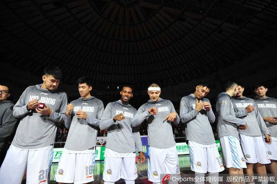 中国篮协主席姚明面带微笑，亲自为昔日恩师李秋平颁发最佳教练员奖，两人紧紧握手，这一刻师徒情谊与中国篮球的传承在这一刻完美交融。