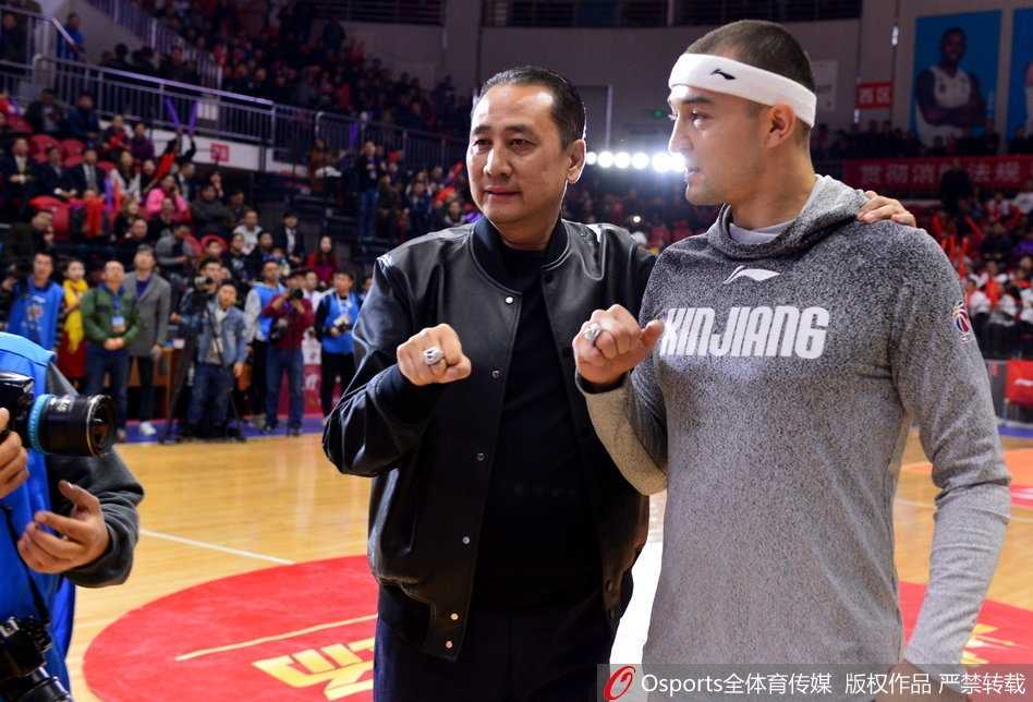 印有总冠军字样的巨大旗帜在红山体育馆穹顶缓缓升起，新疆队员们手挽手深情仰望，象征着这座城市与这支球队终于圆梦CBA之巅的历史性画面就此定格。