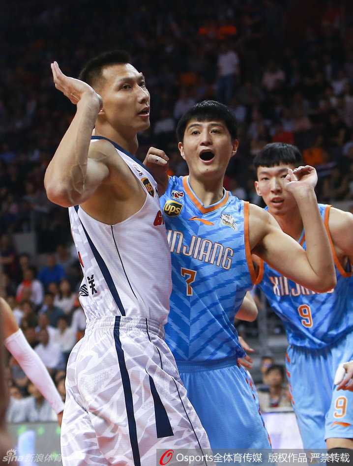 易建联与满脸失落的队友们走在一起，他伸手试图安慰身旁的年轻队员，作为球队领袖，他的眼神中虽有无奈，但更多是对未来的坚定与期许。